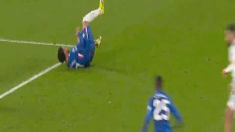 “昨夜激战告捷，四战三胜佳绩显，主场雄狮迎战不败战神，巅峰对决一触即发！”